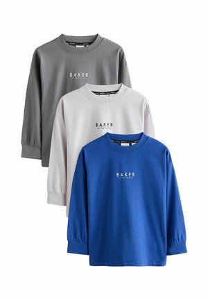 Tre langærmede crewneck-skjorter i grå, hvid og blå, hver med teksten "BAKER by Ted Baker" centreret på brystet.