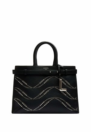 Sac à main en cuir noir avec deux poignées, décoré de motifs ondulés en clous argentés et un pendentif argenté en forme de "L" suspendu à la poignée.