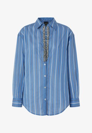 Camisa de manga larga a rayas azules con cuello, que presenta un escote en V decorado con cuentas y un cierre de botones al frente. Tejido suave con una textura lisa.