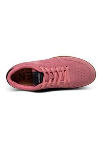 Sneaker in suede rosa con design con lacci, punta perforata, etichetta nera a contrasto sulla linguetta e suola in gomma marrone texturizzata.