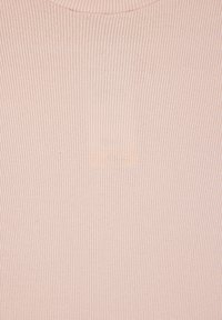 Top in magenta chiaro a coste con scollatura rotonda. Presenta sottili righe verticali, una consistenza morbida e una finitura liscia.