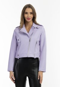 Lila nep leren cropped jack met een ritssluiting aan de voorkant, schouderepauletten en zijzakken. Kenmerkt zich door een gladde textuur en zilveren hardware.