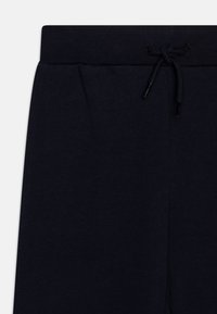 Marine joggebukser med ribbestrikket midjebånd og justerbar snor. Mykt stoff med frontfolder for ekstra komfort og passform.
