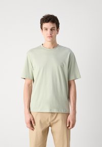 HUGO NILEY - Paprasti marškinėliai - light pastel green