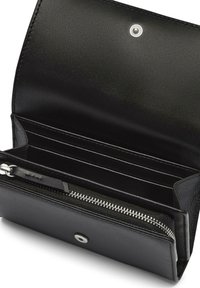 Portefeuille en cuir noir avec une finition texturée, un fermoir à pression en argent, plusieurs fentes pour cartes et un compartiment zippé pour les pièces.