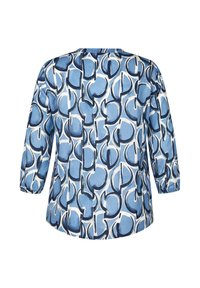 Blaue gemusterte Bluse mit dreiviertel Ärmeln, die abstrakte Formen in verschiedenen Blautönen und weißen Umrissdetails aufweist.