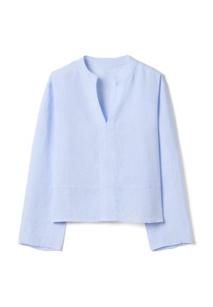 Hellblaue Langarmbluse mit Stehkragen und V-förmigem Ausschnitt, mit lockerem, entspanntem Schnitt und subtiler Textur.