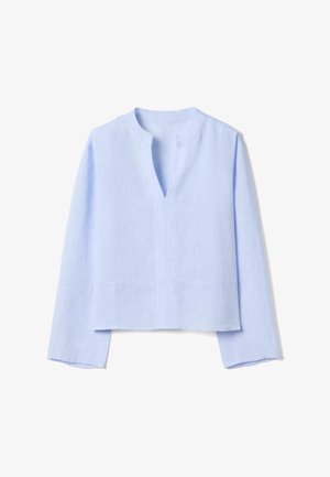 Hellblaue Langarmbluse mit Stehkragen und V-förmigem Ausschnitt, mit lockerem, entspanntem Schnitt und subtiler Textur.