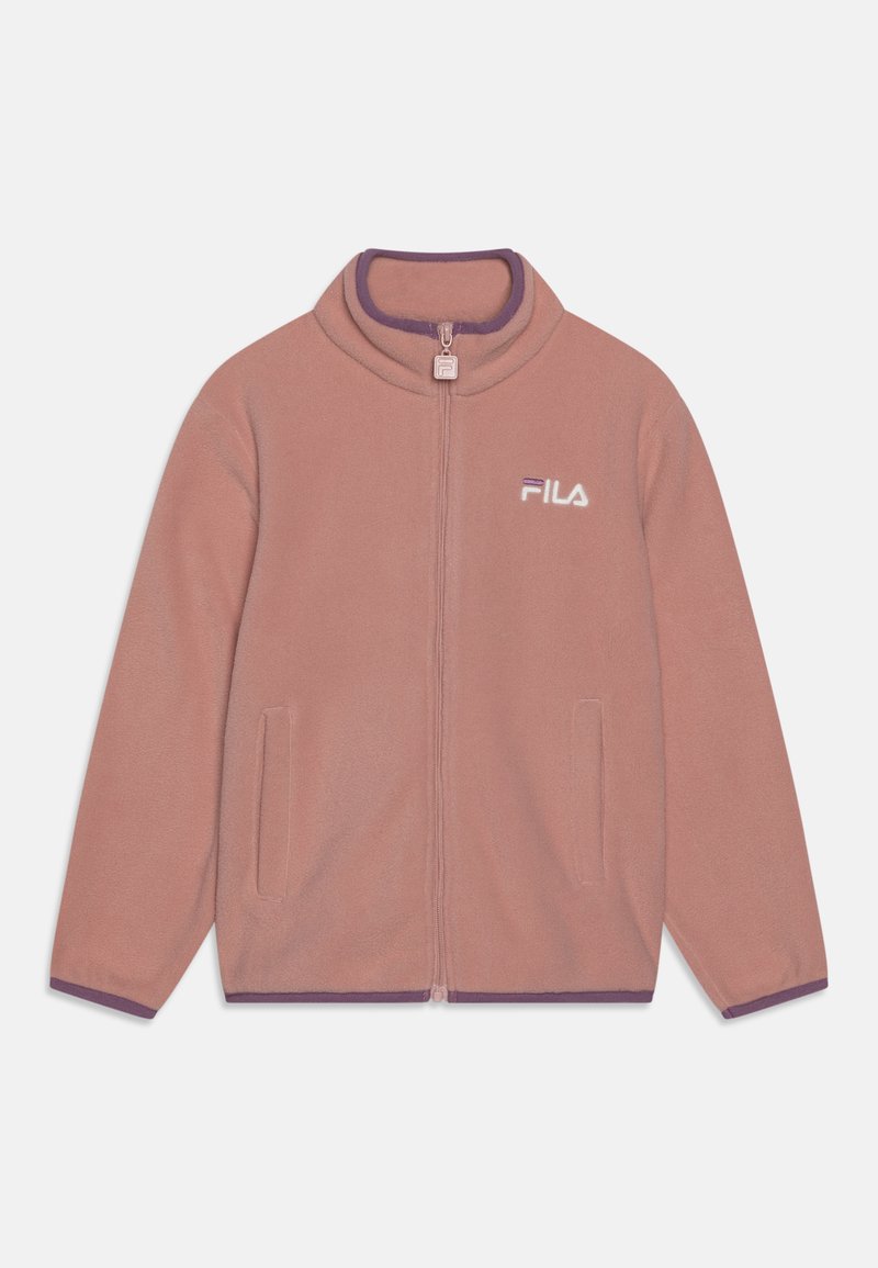 Veste en polaire rose clair avec un col haut, fermeture éclair à l'avant, bord violet et deux poches latérales. Présente un logo FILA blanc sur la poitrine.