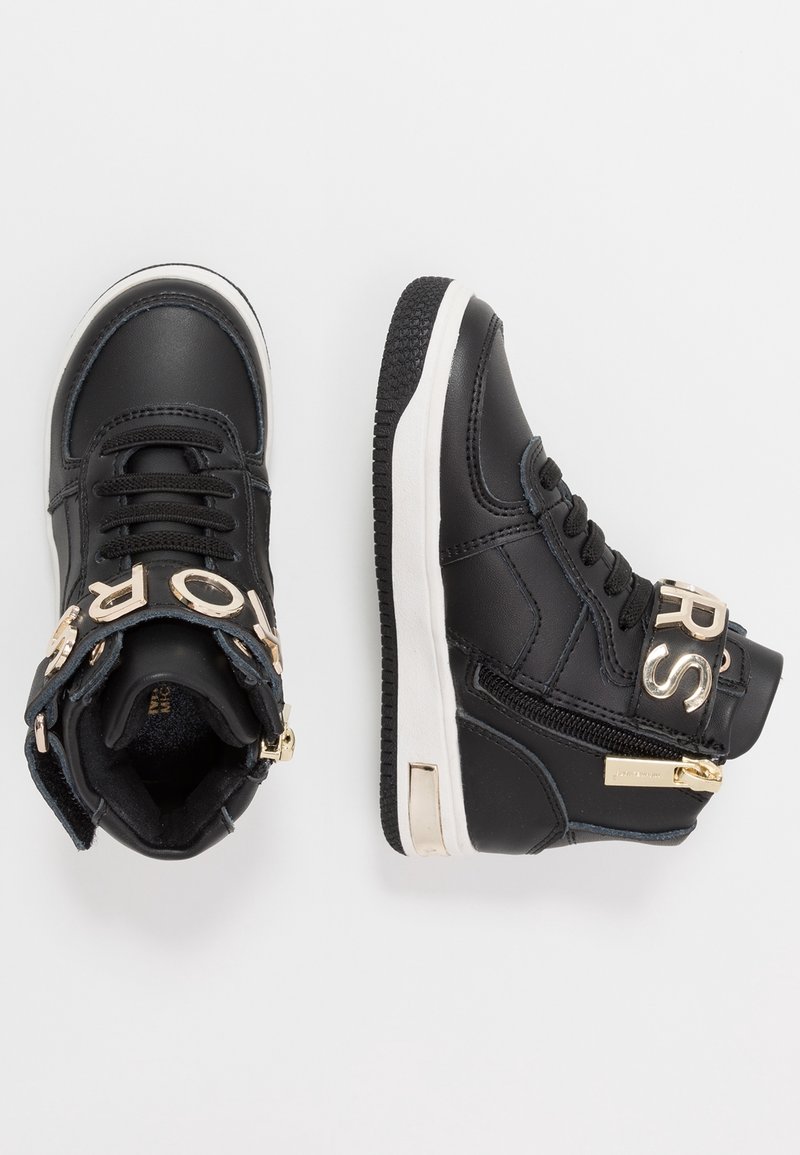 Černé kožené vysoké tenisky s kovovými zlatými prvky a zipy, s bílou gumovou podrážkou a texturovanými akcenty.