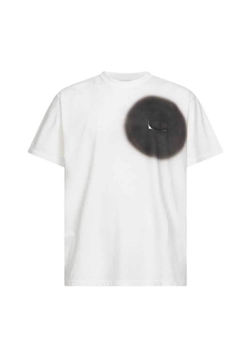 Camiseta blanca de manga corta con un círculo negro pintado con spray en el lado izquierdo del pecho y un pequeño bolsillo parcialmente visible dentro del círculo.