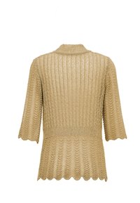 Arany színű kötött pulóver bordázott textúrával. Rövid ujjú, csipkés aljjal és kerek gallérral rendelkezik, amelynek hátulja nyitott.