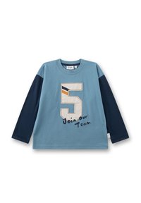Blaues Langarm-T-Shirt mit einem marineblauen Ärmel, versehen mit einer großen gestickten Zahl 5 und dem Text "Join our Team". Baumwollmaterial.