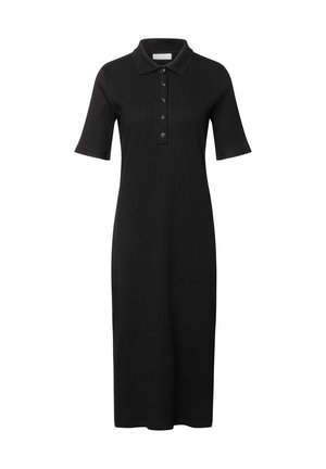 Vestido de polo negro de canalé con mangas cortas, que presenta un cuello con solapa y una tapeta de botones. Largo hasta el suelo con una silueta ajustada.