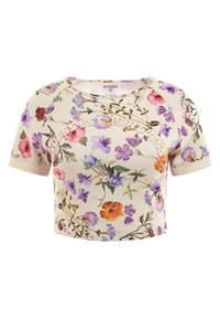 Afgemeten t-shirt in beige met levendige bloemenprint met paarse, roze en oranje bloemen; ronde halslijn en korte mouwen.
