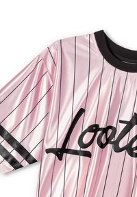 Jersey de béisbol de satén rosa con rayas negras y mangas cortas. Presenta un cuello acanalado negro y la palabra "Loots" en letras negras en negrita.