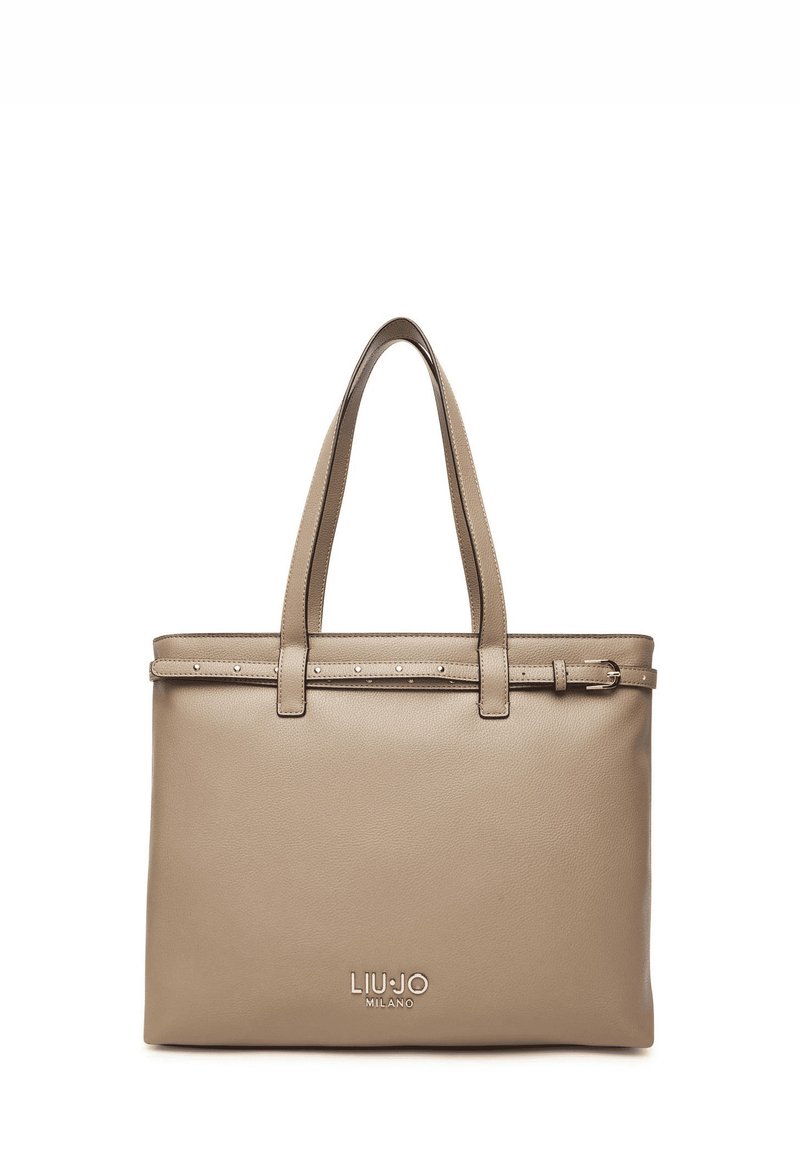 Borsa tote in pelle beige con due manici superiori, una tracolla decorativa con borchie e un logo impresso sulla parte anteriore. Finitura liscia.