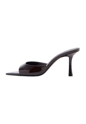 Mule in vernice nera con punta aperta, tacco stiletto sottile di altezza media e fascia superiore a taglio basso.