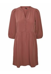 Roodbruine jurk van gladde stof, met een V-hals, knoopsluiting aan de voorkant en driekwart puffmouwen met een geraffineerde taille.