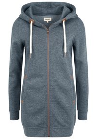 Grå zip-up hoodie i mjukt tyg, med en dragsko i huvan, två sidofickor och bruna accenter på dragkedjan och fickkanterna.