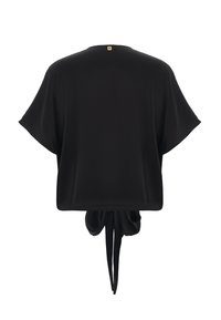 Top nero a maniche corte realizzato in tessuto morbido, con scollatura rotonda e dettaglio con nodo sul retro per una vestibilità regolabile.