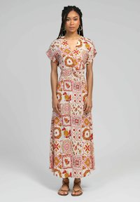 Robe maxi avec un motif floral dans des teintes de rouge, rose et jaune sur un fond clair, avec des manches courtes et une taille cintrée.