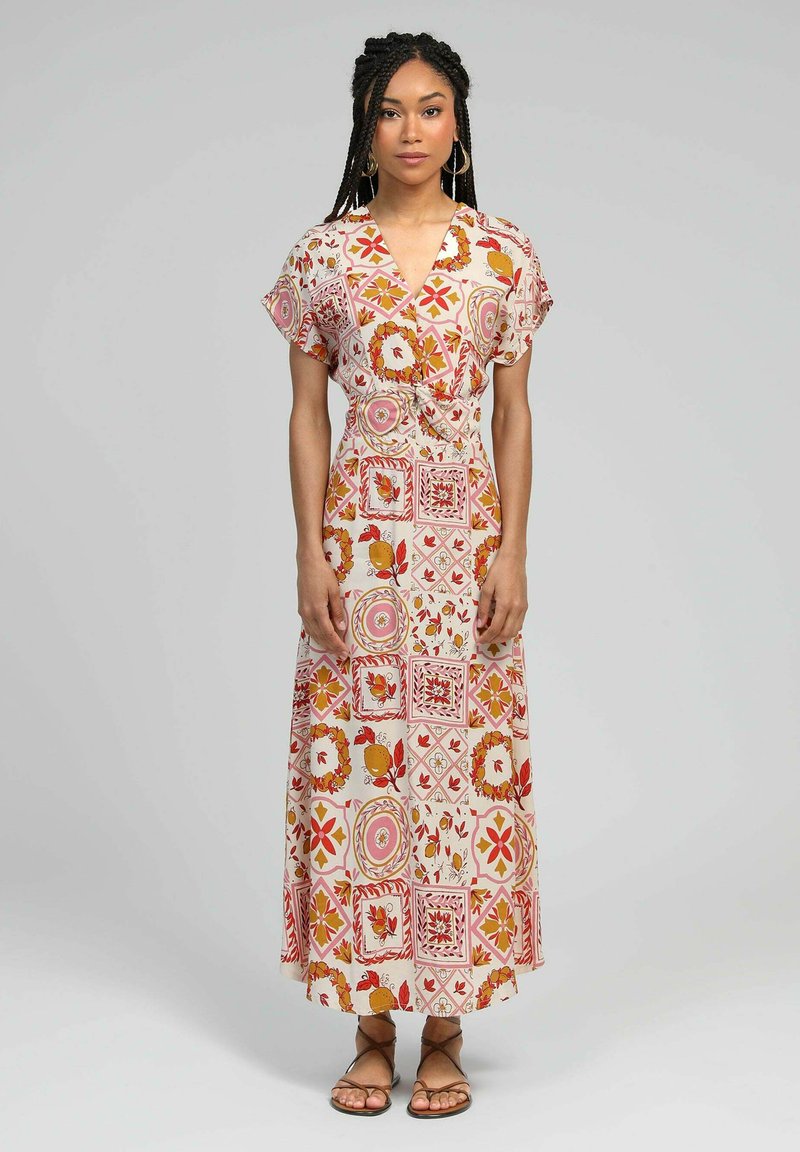 Robe maxi avec un motif floral dans des teintes de rouge, rose et jaune sur un fond clair, avec des manches courtes et une taille cintrée.