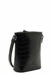 Svart crossbody-väska med krokodilmönster, silverfärgad logotyp fram, justerbar rem och dragkedjestängning upptill.