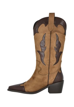 Bota de cowboy de ante marrón con puntera afilada, adornada con un patrón de cuero marrón oscuro y detalles de costura, y un tacón macizo.