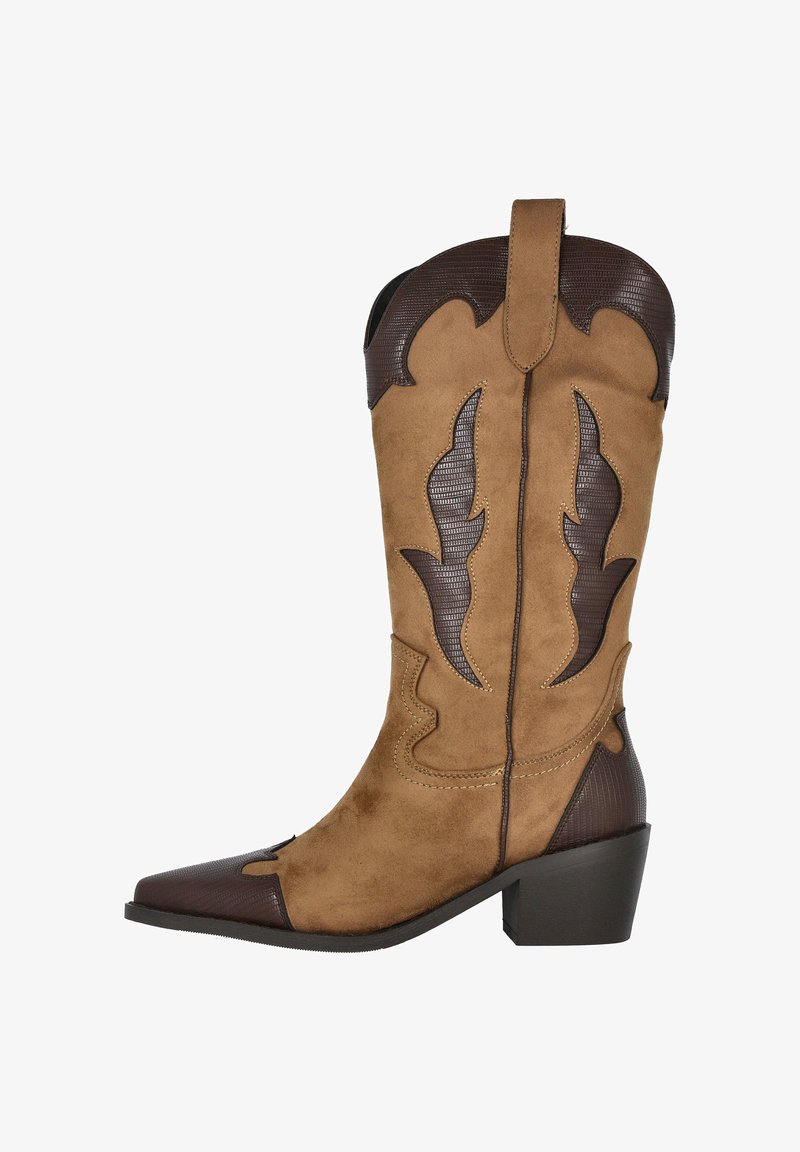 Bota de cowboy de ante marrón con puntera afilada, adornada con un patrón de cuero marrón oscuro y detalles de costura, y un tacón macizo.