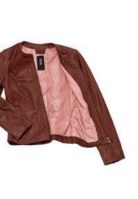 Giacca di pelle marrone con una texture liscia, apertura frontale e rivestimento in satin rosa. Presenta un colletto semplice e dettagli con zip sulle maniche.