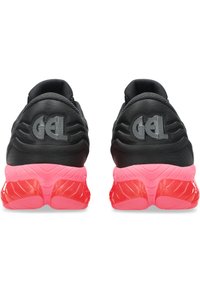 Černé sportovní boty s texturovaným svrškem a značkováním GEL; vybavené jasně růžovou podrážkou s vlnitými vzory pro přilnavost a odpružení.