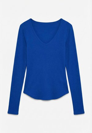 Μπλούζα με μακριά μανίκια, σε βασιλικό μπλε χρώμα, ριμπ ύφανσης, με V-λαιμόκοψη και ελαφρώς καμπύλη κάτω ραφή, παρουσιασμένη σε απλό λευκό φόντο.