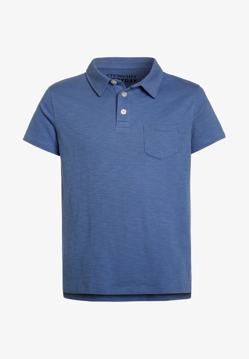 Polo en coton bleu avec un col, des manches courtes, une patte de boutonnage à trois boutons, et une poche poitrine. Le tissu a une texture lisse.