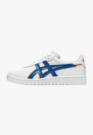 Białe niskie sneakersy z niebiesko-pomarańczowym paskowanym wzorem z boku, z zapięciem na sznurowadła i płaską białą podeszwą.