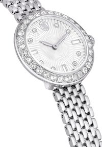 Silberne Uhr mit einem strukturierten weißen Zifferblatt, umgeben von einem mit Kristallen besetzten Rahmen. Sie verfügt über ein Metallgliedarmband und minimalistische Stundenmarker.