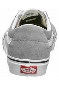 Graue Wildleder-Sneaker mit weißen Akzenten, ausgestattet mit einer schwarzen Gummisohle und einem roten „Off the Wall“-Logo an der Ferse. Standard Schnürdesign.