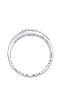 Sølvring med en glat bånd, der har en række små, klare sten på den ene side, der viser en poleret finish og en cirkulær form.