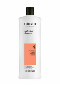 Witte plastic fles van Nioxin Pro Clinical Scalp + Hair Shampoo, 1L, met zwarte dop en oranje label dat haarverzorging voor gekleurd, droog, beschadigd haar beschrijft.