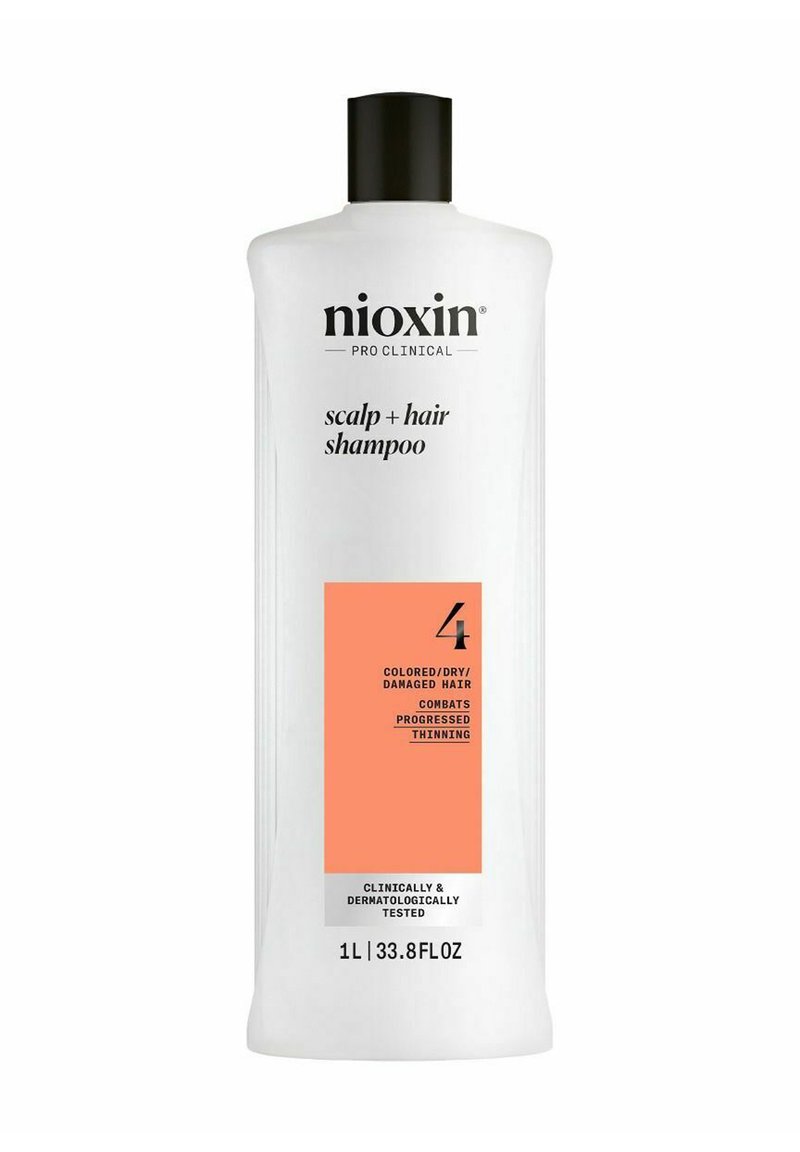 Witte plastic fles van Nioxin Pro Clinical Scalp + Hair Shampoo, 1L, met zwarte dop en oranje label dat haarverzorging voor gekleurd, droog, beschadigd haar beschrijft.