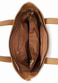 Brązowa skórzana torebka z teksturowaną powierzchnią, wyposażona w zamknięcie na zamek, dwie główne komory oraz kieszenie wewnętrzne, w tym kieszeń na zamek.