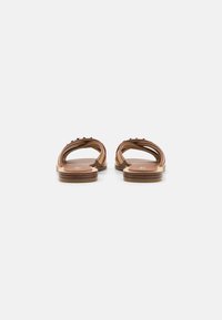 MICHAEL Michael Kors TIFFANIE FLAT SLIDE - Platt slip-in - naturel/luggage