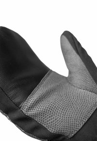 Zwarte en grijze handschoen met een gestructureerd oppervlak; beschikt over leer en een gevoerd gedeelte met een stippenpatroon, wat grip en comfort verbetert.