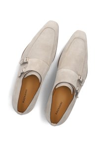 Beige suède schoenen met een spitse neusdesign, dubbele gespbevestiging en gladde leren voering, met een platte zool en minimale details.