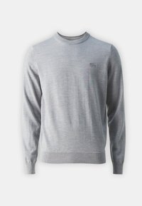 Pull en maille gris avec des manches longues, un col rond et des poignets côtelés. Présente un petit logo brodé sur la poitrine gauche. Texture lisse.