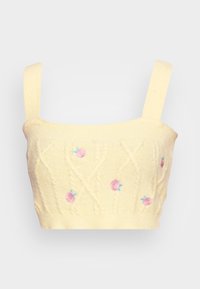 Top cropped amarelo de malha com alças ajustáveis. Apresenta um padrão de malha tipo cable e rosas bordadas em rosa com toques azuis.