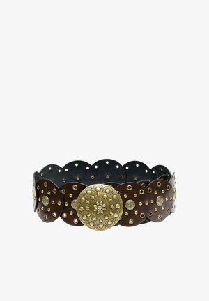 Cintura di pelle marrone con grandi borchie rotonde in ottone e un medaglione centrale ornato in ottone con motivi floreali e a stelle.