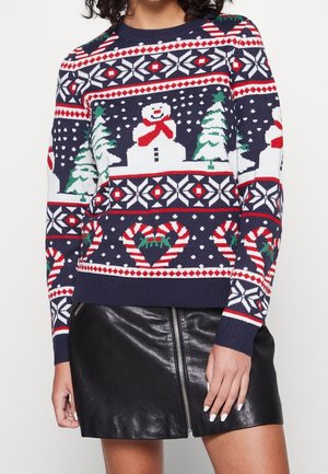 Marineblauer Pullover mit Feiertagsthemen-Mustern, darunter Schneemänner, Bäume und Zuckerstangen, mit einem gerippten Kragen und Bündchen. Kombiniert mit einem schwarzer Lederrock.