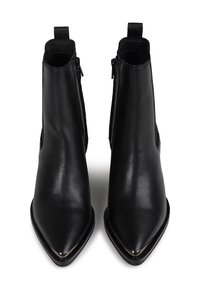 Botas de cuero negro hasta el tobillo con punta afilada, cremalleras laterales y textura suave; con un sutil acento metálico cerca de la punta.