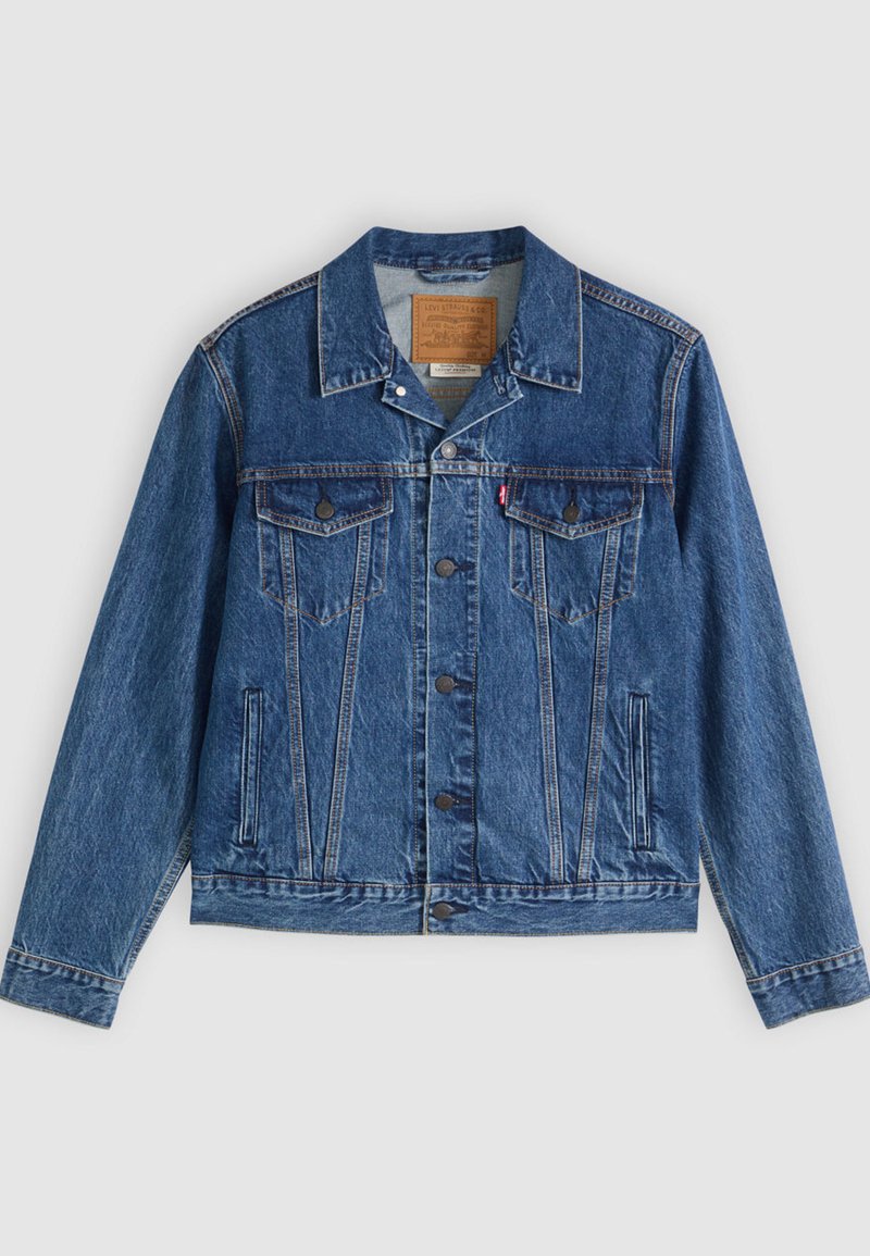 Jeansjacke in Blau mit klassischem Design, ausgestattet mit zwei Brusttaschen, Seitentaschen und metallischen Knöpfen. Markante Steppnähte.